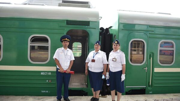 Пассажирский поезд, который отправился с ж/д вокзала Душанбе в Ташкент - Sputnik Тоҷикистон