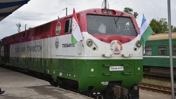 Пассажирский поезд, который отправился с ж/д вокзала Душанбе в Ташкент - Sputnik Тоҷикистон