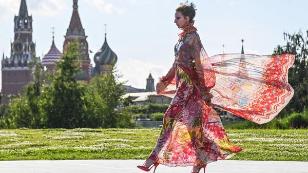 Московская неделя моды. День первый - Sputnik Таджикистан
