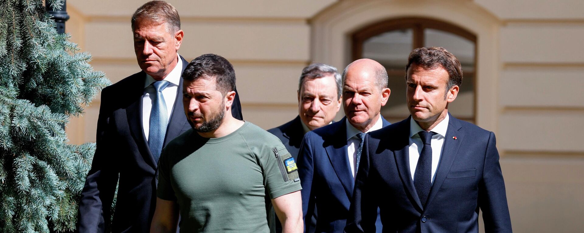 Президент Франции Эммануэль Макрон (справа), президент Румынии Клаус Йоханнис (слева), премьер-министр Италии Марио Драги (в центре), президент Украины Владимир Зеленский (второй слева) и канцлер Германии Олаф Шольц в Киеве - Sputnik Таджикистан, 1920, 13.07.2025
