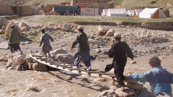 Дети в Афганистане бегут по самодельному мосту после землетрясения, архифное фото - Sputnik Тоҷикистон