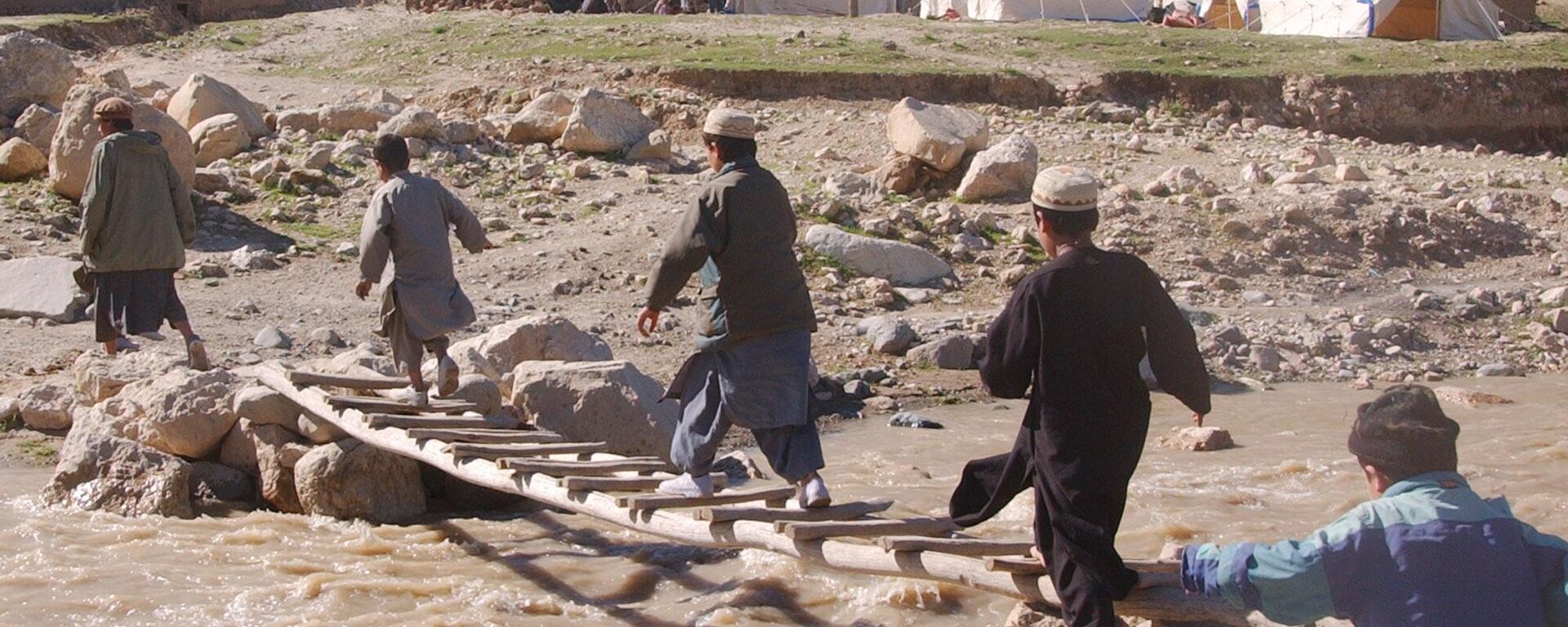 Дети в Афганистане бегут по самодельному мосту после землетрясения, архифное фото - Sputnik Тоҷикистон, 1920, 27.03.2023