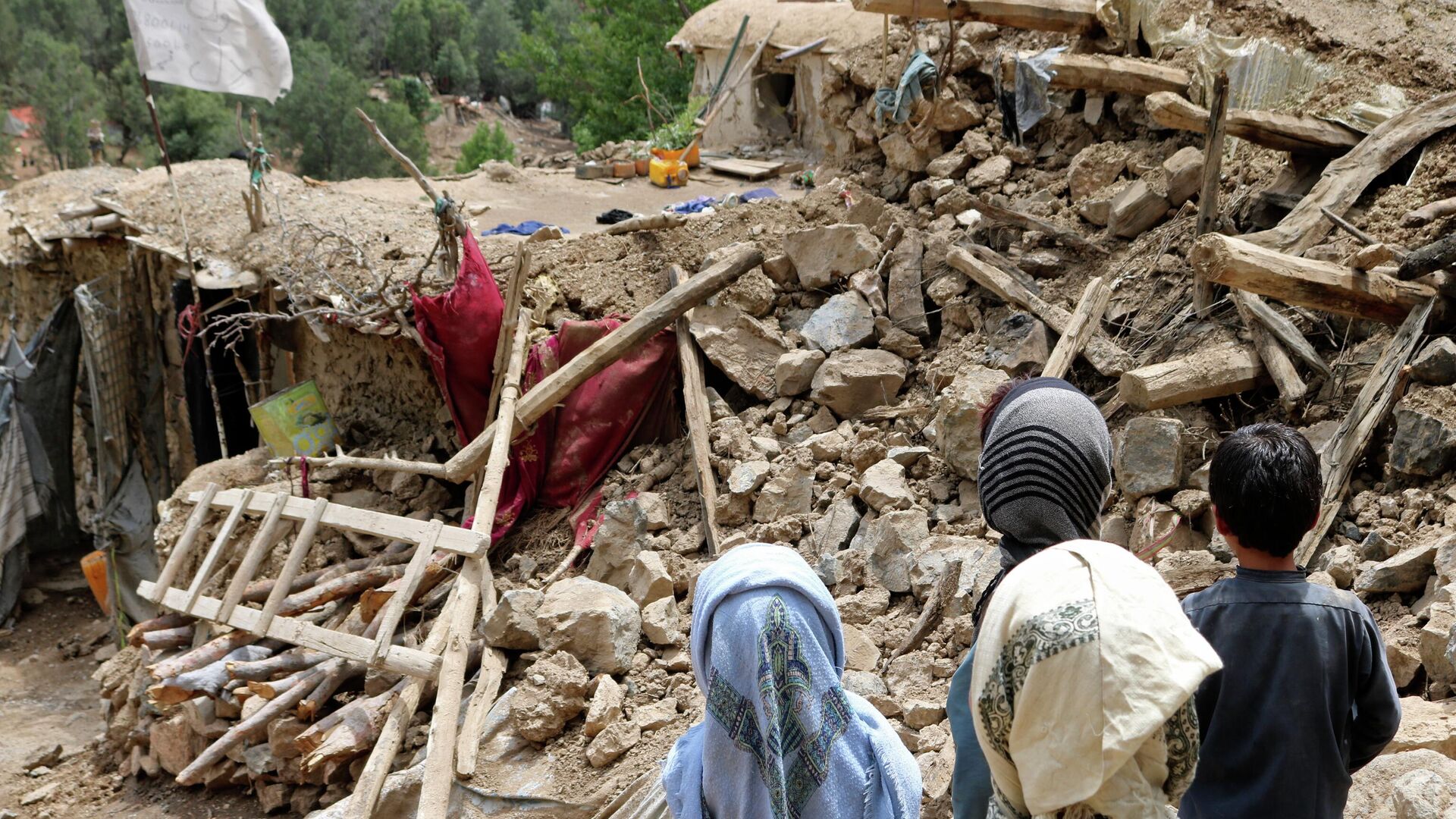 Афганские дети стоят возле дома, который был разрушен в результате землетрясения, Афганистан, 22 июня 2022 г - Sputnik Таджикистан, 1920, 23.06.2022