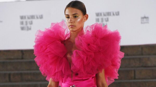 Модель демонстрируют одежду на показе в рамках Московской недели моды на ВДНХ в Москве - Sputnik Таджикистан