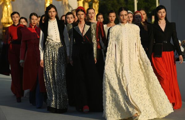 Около 200 российских дизайнеров представили свои наряды на Московской неделе моды. На моделях: одежда бренда SaiJamin. - Sputnik Таджикистан