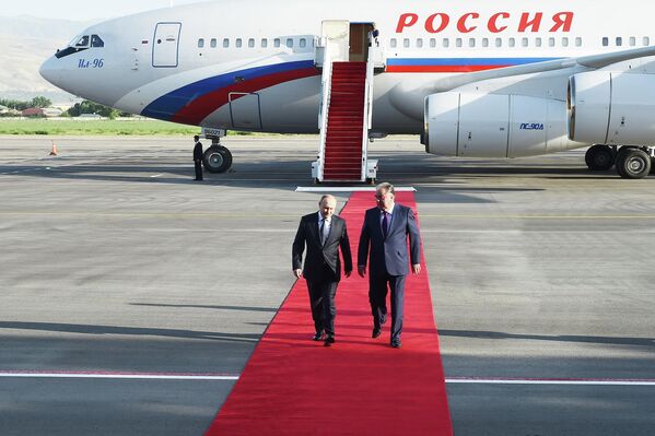 Затем Путин и Рахмон, беседуя, дошли до автомобиля. - Sputnik Таджикистан