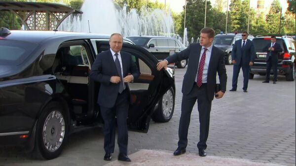 Прибытие кортежа Путина и Рахмона во Дворец нации - Sputnik Таджикистан