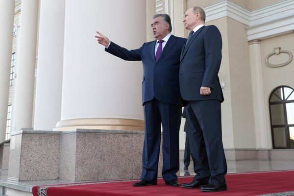 Таджикский лидер и президент России Владимир Путин в Душанбе. - Sputnik Таджикистан