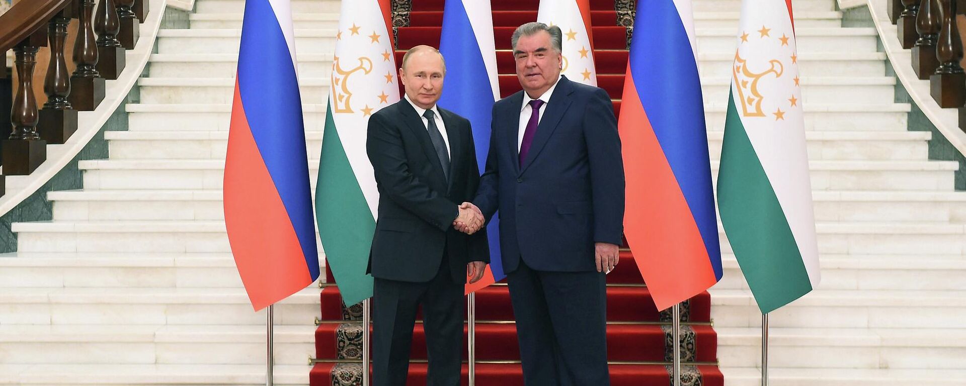 Президент РФ Владимир Путин и президент Таджикистана Эмомали Рахмон. Архивное фото - Sputnik Тоҷикистон, 1920, 07.10.2025