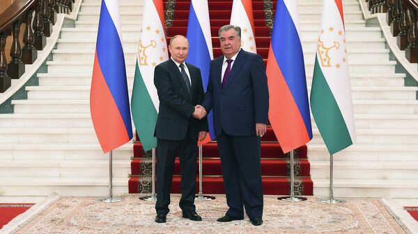 Президент РФ Владимир Путин и президент Таджикистана Эмомали Рахмон. Архивное фото - Sputnik Тоҷикистон