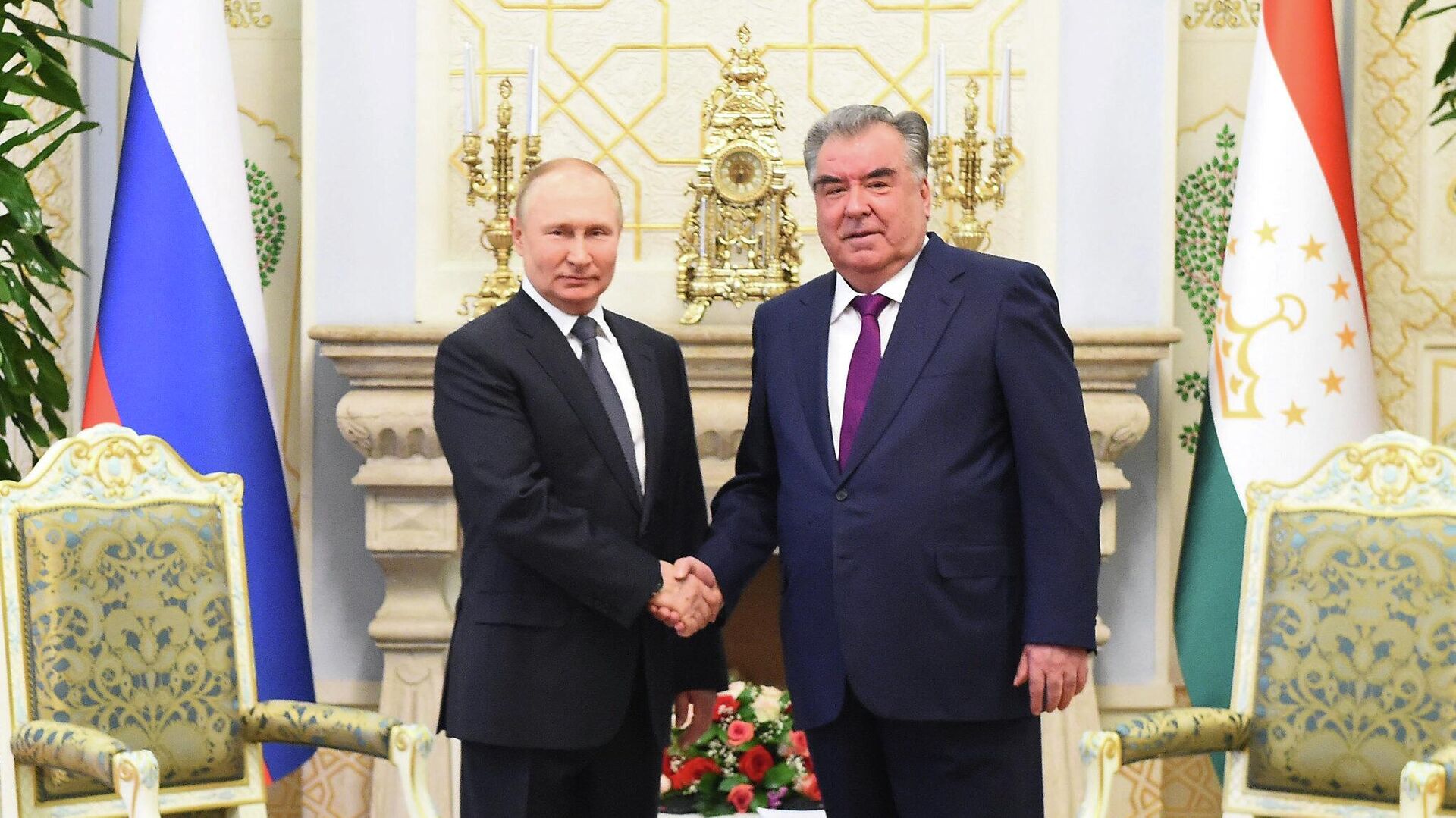 Президент РФ Владимир Путин и президент Таджикистана Эмомали Рахмон - Sputnik Таджикистан, 1920, 16.11.2023