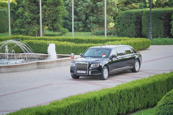 Лидеры стран на одной машине отправились во Дворец Нации. - Sputnik Таджикистан