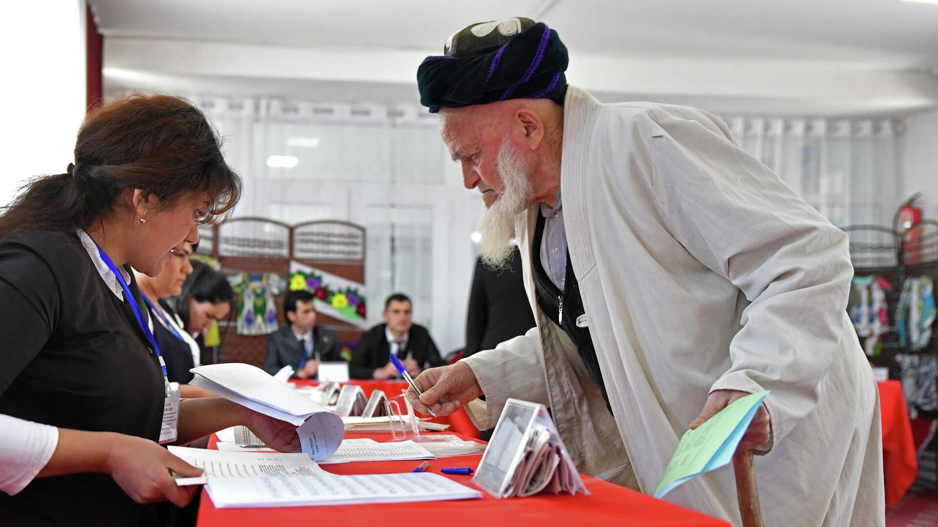Житель Душанбе получает бюллетень на избирательном участке - Sputnik Таджикистан, 1920, 30.06.2022
