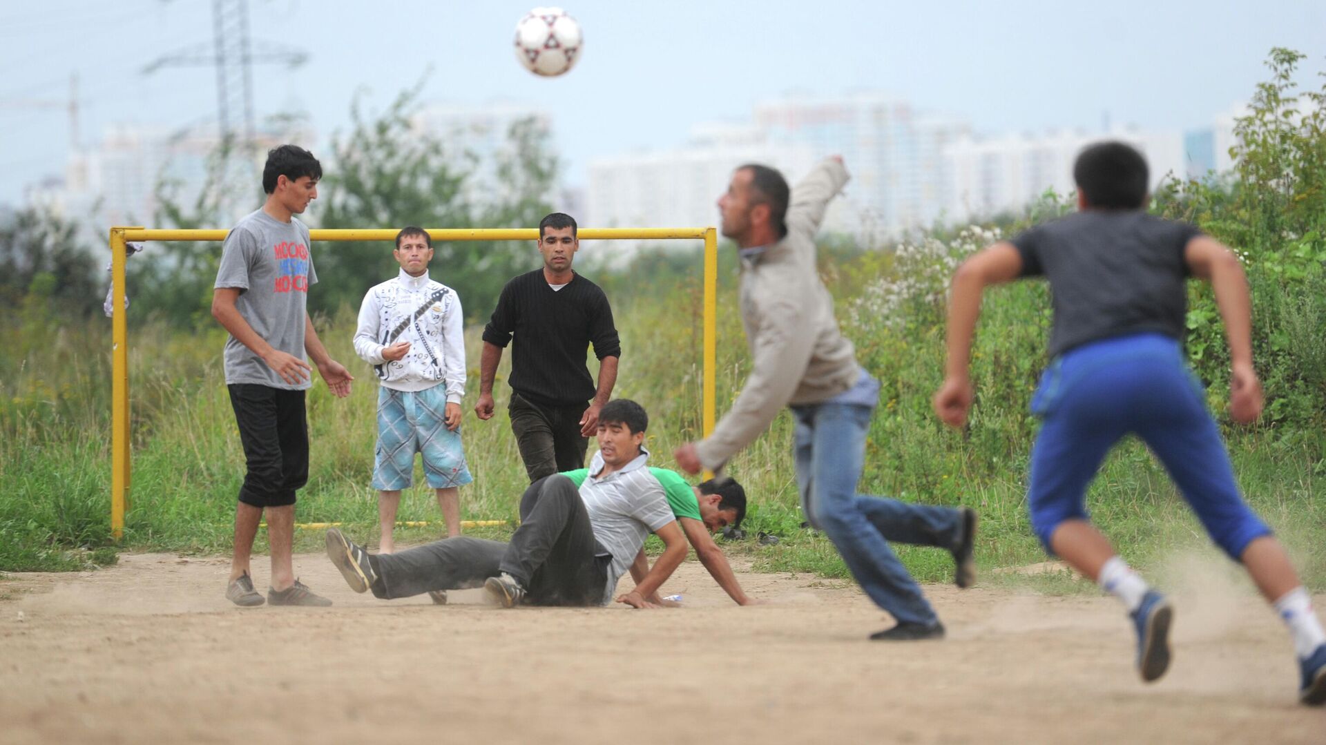 Мигранты играют в футбол в Московской области - Sputnik Таджикистан, 1920, 30.06.2022