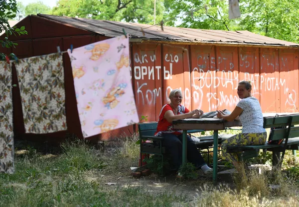 Жительницы в одном из дворов Мариуполя Жительницы в одном из дворов Мариуполя