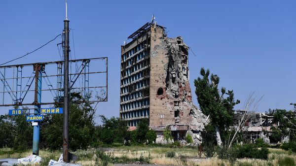 Поврежденное в результате боевых действий здание в Мариуполе - Sputnik Тоҷикистон