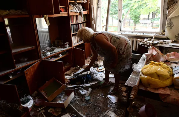 Онҳо худ кӯшиш мекунанд, то дохили манзилҳояшон, ки бар асари таркишҳо хароб шуданд, азсар обод кунанд Онҳо худ кӯшиш мекунанд, то дохили манзилҳояшон, ки бар асари таркишҳо хароб шуданд, азсар обод кунанд - Sputnik Тоҷикистон