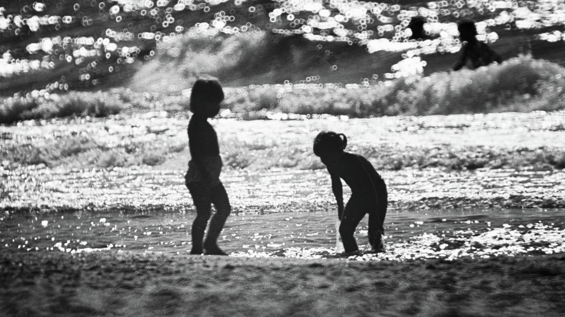 Маленькие девочки купаются на берегу - Sputnik Таджикистан, 1920, 03.07.2022