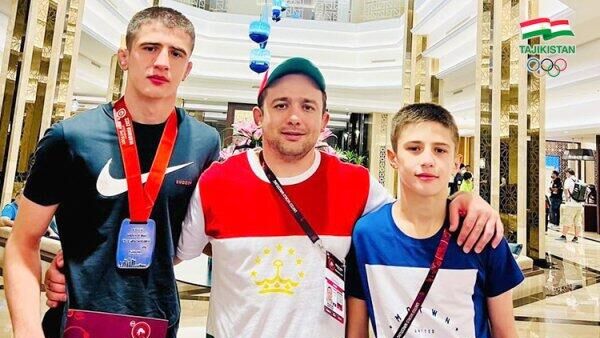 Юный таджикский борец выиграл серебряную медаль на Чемпионате Азии  - Sputnik Таджикистан