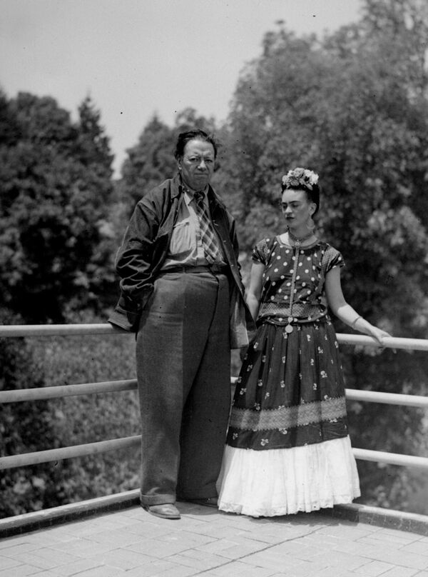 Фрида Кало вышла замуж за другого знаменитого художника Диего Риверу, которых одновременно сближала любовь к искусству и коммунистической партии. - Sputnik Таджикистан