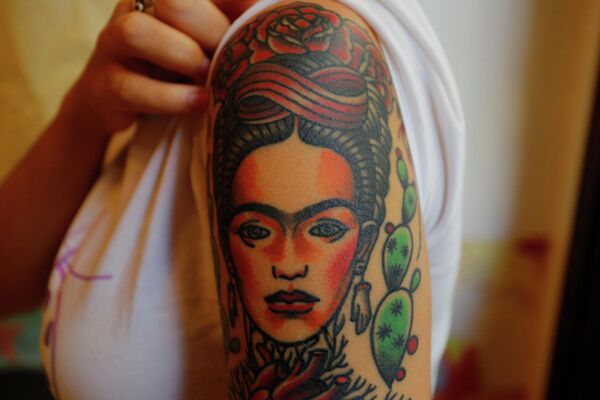Поклонники мексиканки наносят изображения даже в качестве татуировок. - Sputnik Таджикистан