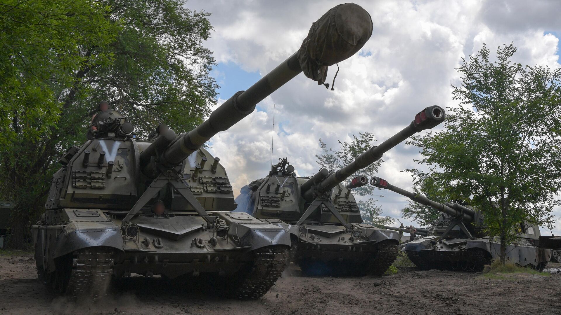 Самоходные артиллерийский установки 2С19 Мста-С в зоне спецоперации на Украине - Sputnik Таджикистан, 1920, 07.07.2022