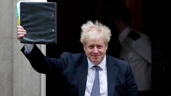 Премьер-министр Великобритании Борис Джонсон у своей резиденции на Даунинг-стрит в Лондоне - Sputnik Таджикистан