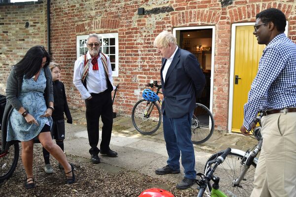 Премьер-министр Великобритании Борис Джонсон и член парламента от консерваторов Даррен Генри беседуют с жителями в Бистоне, Центральная Англия, 28 июля 2020 года. - Sputnik Таджикистан