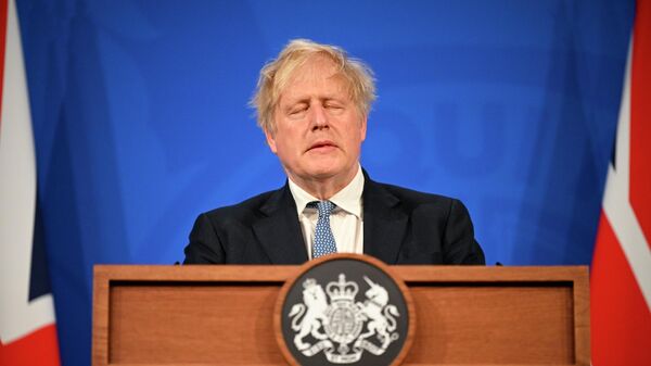 Премьер-министр Великобритании Борис Джонсон выступает на пресс-конференции на Даунинг-стрит в Лондоне - Sputnik Тоҷикистон