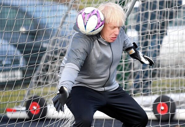 Джонсон пытается отбить мяч во время разминки перед футбольным матчем в Чидл-Халме на северо-западе Англии, 7 декабря 2019 года. - Sputnik Таджикистан