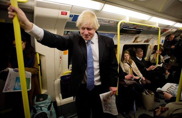 Джонсон едет в лондонском метро, 3 мая 2012 года.  - Sputnik Таджикистан