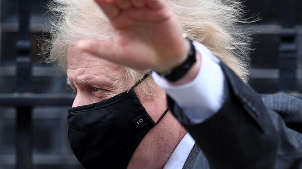 Премьер-министр Великобритании Борис Джонсон в маске покидает Даунинг-стрит  - Sputnik Тоҷикистон