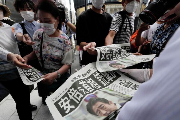 Новость о покушении на Абэ - на первой странице газеты Yomiuri Shimbun, Токио, 8 июля 2022 г. - Sputnik Таджикистан