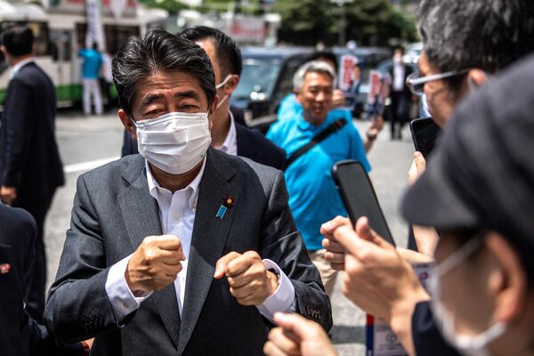 Абэ общается со сторонниками в Токио, 22 июня 2022 года. - Sputnik Таджикистан