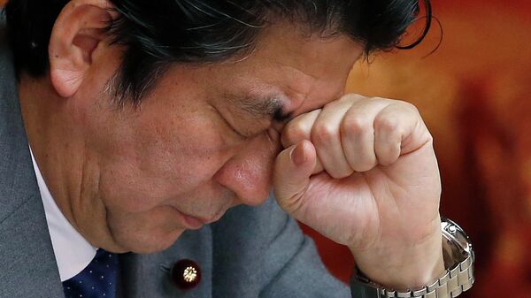 Реакция премьер-министра Японии Синдзо Абэ на заседании верхней палаты парламента в Токио - Sputnik Тоҷикистон