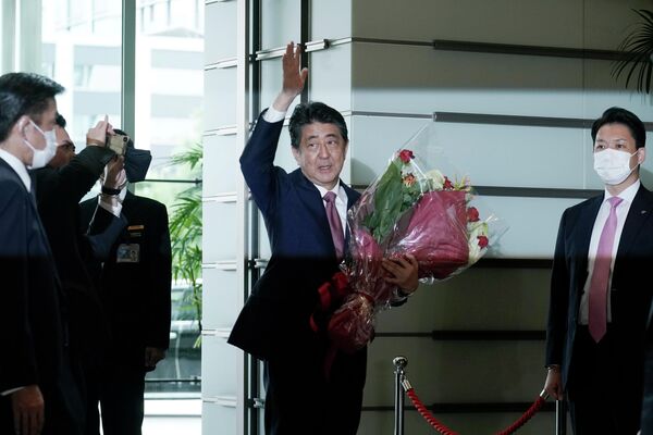 Абэ уходит с должности премьер-министра Японии, Токио, 16 сентября 2020 г. - Sputnik Таджикистан