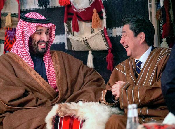 Премьер Японии Синдзо Абэ и принц Саудовской Аравии Мохаммед бин Салман, Саудовская Аравия, 12 января 2020 г. - Sputnik Таджикистан