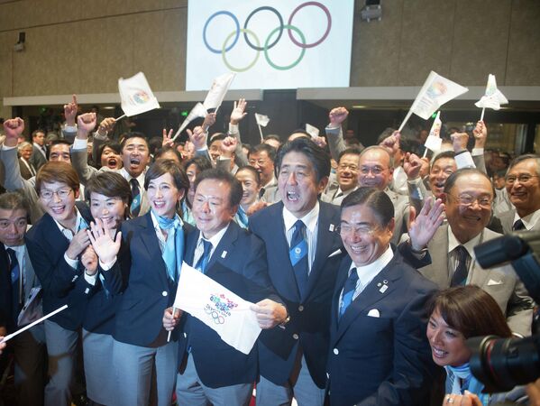 Японская делегация радуется после объявления Токио столицей летних Олимпийских игр 2020 года во время 125-й сессии МОК в Буэнос-Айресе. Слева в центре - мэр Токио Наоки Иносэ. Второй и третий справа - исполнительный директор заявочного комитета &quot;Токио-2020&quot; Масато Мидзуно и премьер-министр Японии Синдзо Абэ. - Sputnik Таджикистан