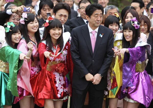 Премьер-министр Японии Синдзо Абэ позирует с участницами группы Momoiro Clover Z, Токио, 20 апреля 2013 г. - Sputnik Таджикистан