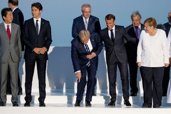 Слева направо: премьер-министр Японии Синдзо Абэ, премьер-министр Канады Джастин Трюдо, президент Дональд Трамп, президент Франции Эммануэль Макрон, канцлер Германии Ангела Меркель и другие политики на саммите G-7, Франция, 25 августа 2019 г. - Sputnik Таджикистан