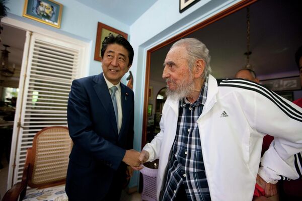 Абэ и бывший лидер Кубы Фидель Кастро, 22 сентября 2016 г.  - Sputnik Таджикистан