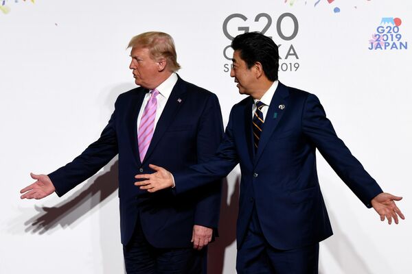 Президент США Дональд Трамп и премьер-министр Японии Синдзо Абэ на саммите G-20 в Осаке, 28 июня 2019 г. - Sputnik Таджикистан