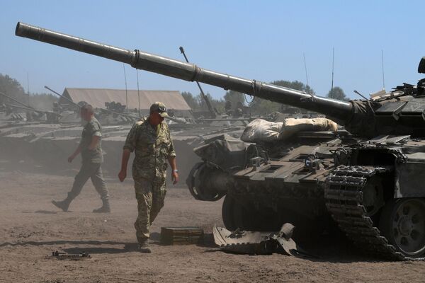 Ремонтный батальон эвакуирует технику и чинит ее в полевых условиях. - Sputnik Таджикистан
