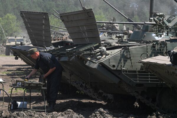 Бронемашины, которые нельзя отремонтировать, пускают на металлолом. - Sputnik Таджикистан