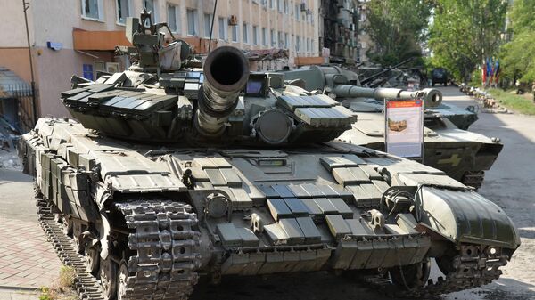 Выставка трофейной военной техники и оружия в центре Лисичанска. На первом плане: танк Т-64 - Sputnik Тоҷикистон