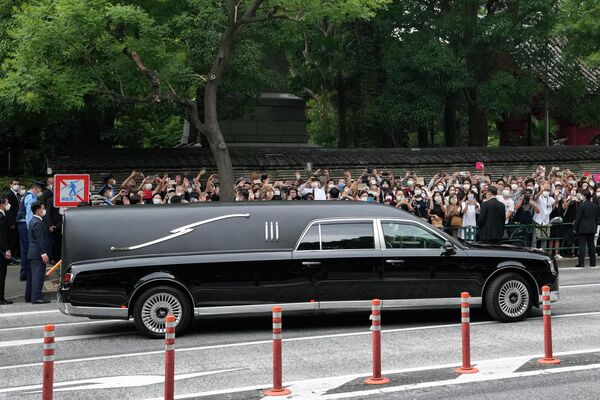 Похороны бывшего премьер-министра Японии Синдзо Абэ проходят в буддистском храме Дзодзёдзи в Токио. - Sputnik Таджикистан