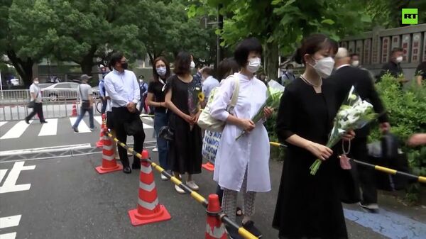 Японцы стоят в огромной очереди, чтобы проститься с Синдзо Абэ - видео - Sputnik Тоҷикистон