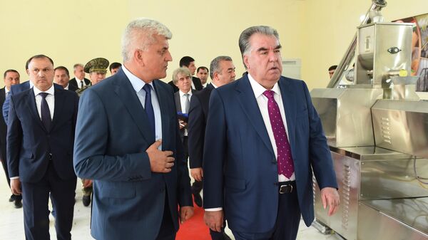 Эмомали Рахмон на открытии макаронного цеха - Sputnik Таджикистан