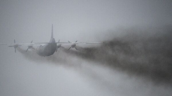Самолет Ан-12 после взлета, архивное фото - Sputnik Тоҷикистон