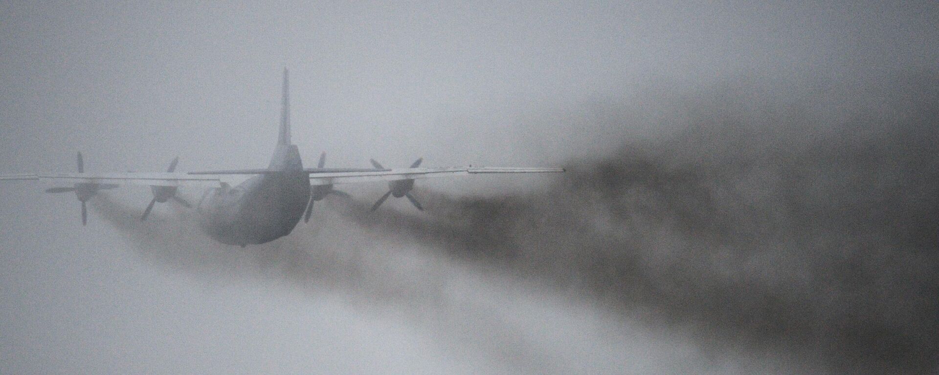Самолет Ан-12 после взлета, архивное фото - Sputnik Тоҷикистон, 1920, 17.07.2022